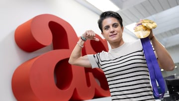María Pérez, en la redacción de AS con sus dos oros de Tokio 2025.