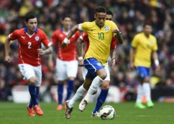 Neymar intenta pasar ante la defensa de Chile.