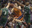 El Unicaja supera al Valencia en un apasionante duelo de titanes