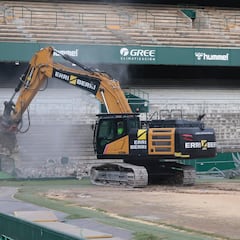 Arranca la demolición de la grada de Preferencia del Villamarín