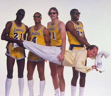 Magic, cuarto por la derecha, posa junto a Jack Nicholson y varios compañeros de los Lakers del Showtime.