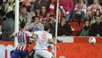 <b>EL GOL DEL TRIUNFO. </b>Fernando Navarro, Barral y Palop ven cómo el disparo de André Castro entra en la portería del Sevilla.
