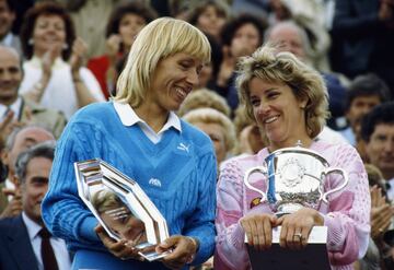 La rivalidad que mantuvieron Martina Navratilova y Chris Evert en París pasó a la historia del tenis. Por tercer año consecutivo, ambas se medían en la final de Roland Garros, con un título para cada una en las dos anteriores ediciones. El empate lo deshizo Evert en 1986, firmando una remontada espectacular pese a ceder el primer set: 2-6, 6-3, 6-3. Fue muy especial para Evert, ya que supuso su séptima Copa de los Mosqueteros y su 18º major, el último de su carrera.