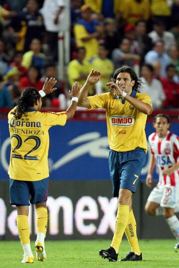 El argentino voló a Coapa en 2007. Las Águilas enfrentarían al mismo tiempo que la Liga MX la Copa Libertadores. En marzo del mismo año el América visitó al Necaxa con siete bajas, perdían por un gol, y con gran actuación del 'Gigante' lograron darle la vuelta. No se le recuerda otro buen partido.