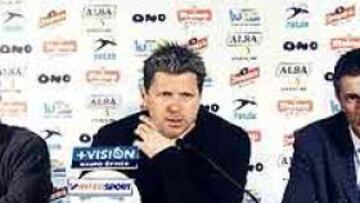 <b>DESPEDIDA.</B> Manolo Preciado y Quique Setién ya no trabajan para el Racing de Santander.