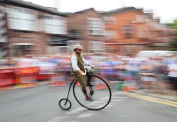 Un grupo de ciclistas disfrutan de la Gran Carrera de Knutsford, en el noroeste de Inglaterra, un evento singular que se celebró por última vez en 2010 y, por lo general, se disputa cada diez años, en el que participan ciclistas individuales y en equipo de todo el mundo, sobre bicicletas clásicas que datan de mediados del siglo XIX.