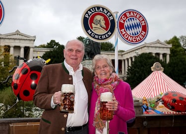 Uli Hoeness con su esposa Susanne Hoeness durante la fiesta del Oktoberfest celebrada en Múnich.