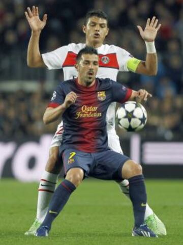 El delantero del FC Barcelona David Villa (delante) y el defensa brasileño;o del París Saint-Germain Thiago Silva (detrás), durante el partido de vuelta de los cuartos de final de la Liga de Campeones.