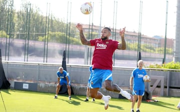 El delantero neerlandés Memphis Depay llegó ayer día 19 de julio a Barcelona y hoy se ha entrenado por primera vez con el resto de la plantilla a las órdenes de Koeman. 