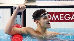 Hugo González celebra celebra su medalla de oro en los 200 metros espalda de los Mundiales de Doha.