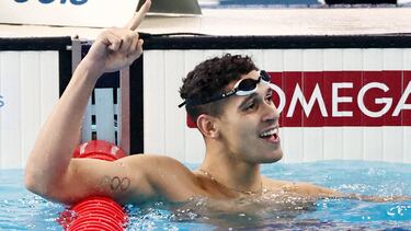 Hugo González celebra celebra su medalla de oro en los 200 metros espalda de los Mundiales de Doha.