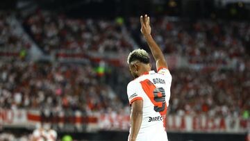 Miguel Borja celebrando un gol con River Plate ante Vélez Sarsfield en la Copa LPF.