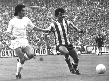 Gárate estuvo en el Atlético desde 1966 hasta 1977. COn el conjunto rojiblanco ganó tres Ligas (69-70, 72-73 y  76-77), dos Copas del Rey (72 y 76), una Intercontinenta (1974)l y fue tres veces pichichi (68-69, 69-70 y 70-71).
Peleando un balón con Benito, del Real Madrid.  