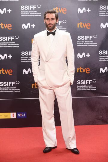 El actor Fernando Guallar posa en la alfombra roja de la gala de clausura del Festival de San Sebastián.