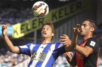 El jugador de la Real Sociedad Canales (i) lucha un balón con Trujillo, del U.D. Almería.