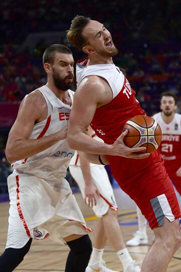 Semih Erden y Marc Gasol.