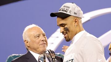 Philadelphia (United States), 29/01/2023.- Philadelphia Eagles owner Jeff Lurie (L) hands the NFC trophy to Philadelphia Eagles quarterback Jalen Hurts after the Eagles defeated the San Francisco 49ers during the NFC Championship NFL football game between the Philadelphia Eagles and the San Francisco 49ers at Lincoln Financial Field in Philadelphia, Pennsylvania, USA, 29 January 2023. The winner will go on to face either the Kansas City Chiefs or the Cincinnati Bengals in Super Bowl LVII on 12 February, 2023 in Glendale, Arizona. (Estados Unidos, Filadelfia) EFE/EPA/JASON SZENES
