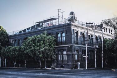 Es la primera vez que House of Vans se establece en una verdadera casa. Con historia, sala, jardín, patios y obviamente, vecinos. En concreto, en una casa ubicada en Rubens #6 esquina con avenida Revolución, sitio que albergó un famoso antro. En el barrio de Mixcoac.