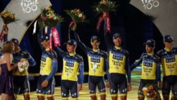 CONSOLACI&Oacute;N. Contador subi&oacute; al podio con sus compa&ntilde;eros del Saxo como vencedores por equipos.