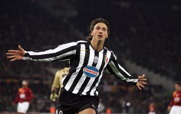 La Juventus pagó 19M€ en 2004  tras su buen rendimiento en Holanda. Después de dos temporadas en el equipo de Turín marcó 26 goles en 92 partidos.