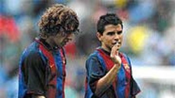 <b>EMBLEMA</B>. Carles Puyol, a quien pretende el Manchester United, ayer junto a Saviola.