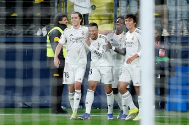 Los jugadores del Real Madrid celebrando el gol de penalti de Mbappé.