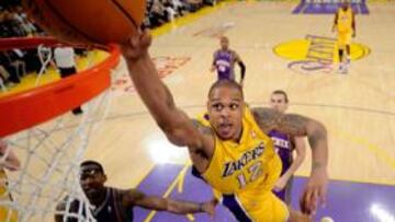 <b>VUELO EN LOS ÁNGELES. </b>Shannon Brown intenta machacar, pero la falta de Richardson lo impidió.