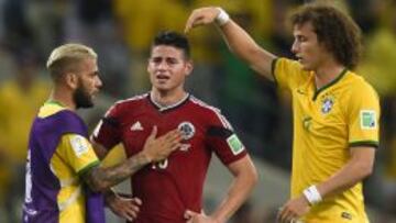 James Rodr&iacute;guez, Dani Alves y David Luiz, al final del encuentro entre Brasil y Colombia en el Mundial Brasil 2014.