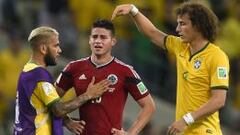 James Rodr&iacute;guez, Dani Alves y David Luiz, al final del encuentro entre Brasil y Colombia en el Mundial Brasil 2014.