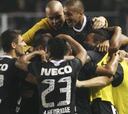 Corinthians gana y pone en apuros al último campeón
