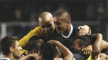 ALEGRÍA. Los jugadores del Corinthians se abrazan tras el gol de la victoria frente al Santos.