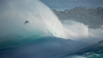 Un surfista saliendo por encima de una ola gigante en Canarias en enero del 2023. 