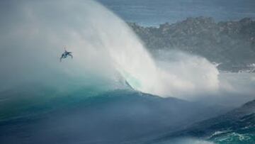 Un surfista saliendo por encima de una ola gigante en Canarias en enero del 2023.
