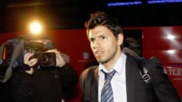 <b>CARA DE SUSTO. </b>Agüero, que hoy será el jugador más avanzado del Atlético, llegó con cara de susto a Vila-real.