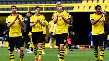 Soccer Football - Bundesliga - Borussia Dortmund v Schalke 04 - Signal Iduna Park, Dortmund, Germany - May 16, 2020 Dortmund&#039;s Erling Braut Haaland and teammates celebrate after the match, as play resumes behind closed doors following the outbreak of