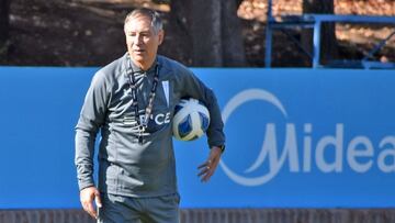 Holan pone sobre la mesa los refuerzos que quiere para la UC: “No voy a pedir a Messi, ni Ronaldo”