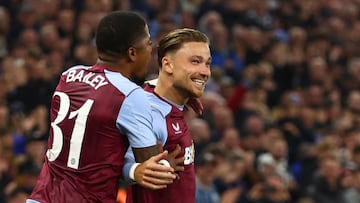 Leon Bailey y Matty Cash, jugadores del Aston Villa, celebran un gol ante el Hibernian.