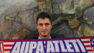 <b>EN BARAJAS. </b>Cebolla Rodríguez posó con una bufanda del Atlético a su llegada al aeropuerto de Barajas.