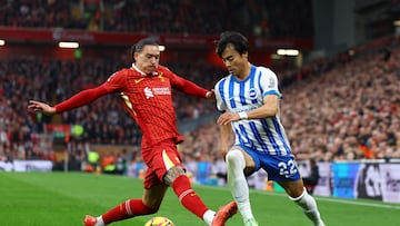 Darwin Núñez pugna por un balón junto a Kaoru Mitoma durante el Liverpool-Brighton de la temporada 2024/25.