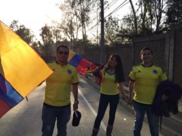 Hinchas colombianos y argentinos se reúnen en Viña del Mar para el partido de los cuartos de final.