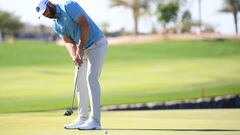 Dustin Johnson golpea la bola durante la &uacute;ltima jornada del Saudi International del SoftBank Investment Advisers en el Royal Greens Golf and Country Club en la King Abdullah Economic City, Arabia Saud&iacute;.