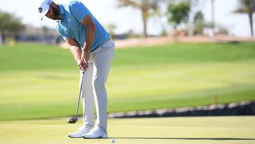 Dustin Johnson golpea la bola durante la última jornada del Saudi International del SoftBank Investment Advisers en el Royal Greens Golf and Country Club en la King Abdullah Economic City, Arabia Saudí.