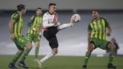 River Plate&#039;s forward Matias Suarez (C) controls the ball next to Aldosivi&#039;s defender Emiliano Insua (L) and Paraguayan defender Mario Lopez during their Argentine first division Superliga football match at the Monumental stadium in Buenos Aires, on August 26, 2021. (Photo by JUAN MABROMATA / AFP)