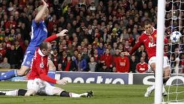 <b>ABRIENDO LA LATA DEL CHELSEA. </b>Chicharito remacha a la red el centro medido de Giggs ante la impotencia de Cech y la defensa blue.