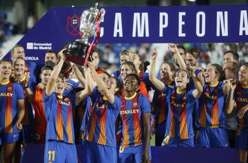 Las jugadoras del Barcelona celebran la Copa de la Reina. 