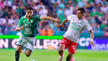 MEX5788. LEÓN (MÉXICO), 28/02/2026.- José Ramírez (i) de León disputa un balón con Daniel Leyva de Necaxa este sábado, en un partido de la Liga MX entre León y Nexaca en el estadio León en Guanajuato (México). EFE/ Luis Ramírez