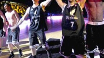 <b>ÉXTASIS.</b> Con el pabellón a oscuras, el Bizkaia celebró el pase a semifinales por todo lo alto.