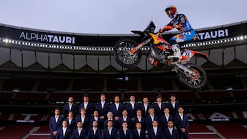 La foto de familia del Atlético 25-26 con Edgar Canet sobrevolando a los rojiblancos.