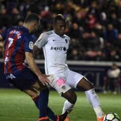 El Huesca salva con nueve un punto ante el Almería