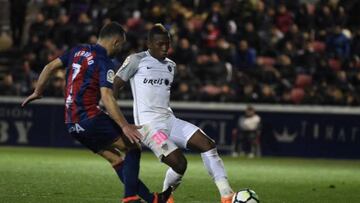 El Huesca salva con nueve un punto ante el Almería